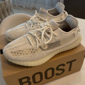 Yeezy Boost 350 V2 Off-White / Cream Low-Top Sneakers